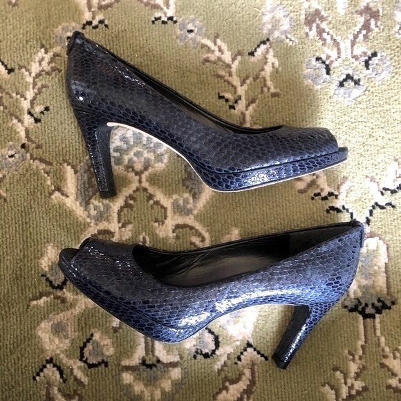 Stuart Weitzman Plainfield Snakeskin Peep Toe Navy Leather Pumps | 8 Narrow - Picture 5 of 9